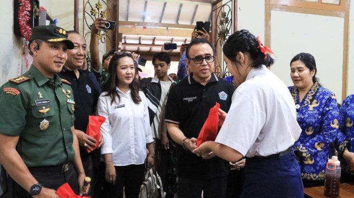 Walikota Denpasar, I Gusti Ngurah Jaya Negara, dalam kesempatan meninjau langsung pelaksanaan Program Makan Bergizi Gratis (MBG) di SMPN 1 Denpasar pada Senin (17/3). 