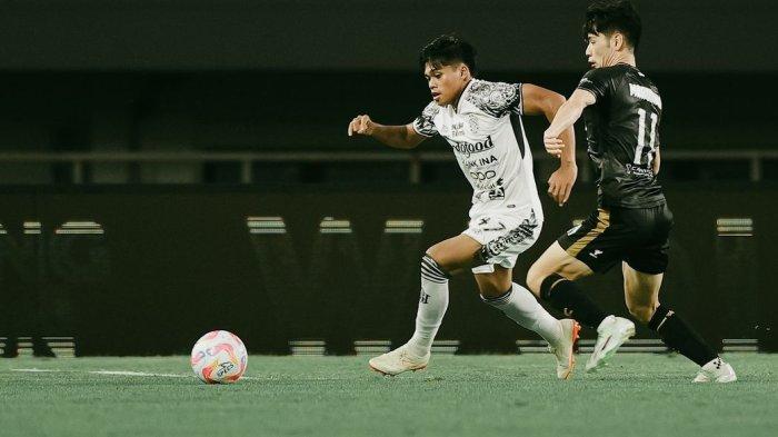 MAIN - Rahmat Arjuna saat bermain pada laga Bali United melawan tuan rumah, Dewa United FC di Stadion Pakansari, Bogor pada Sabtu (23/11) malam.