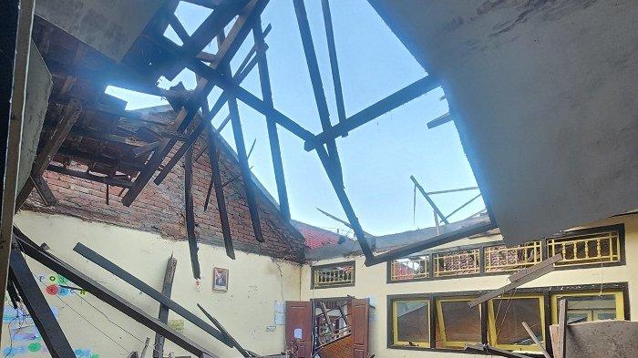 Sekolah Ambruk - Kondisi atap di ruang kelas IIB SDN 5 Kampung Baru yang diketahui ambruk pada Rabu (25/12).