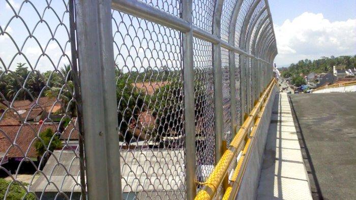 RAILING - Tim PUPR Badung saat melakukan peninjauan di Jembatan Tukad Bangkung pada Selasa 8 April 2025.
