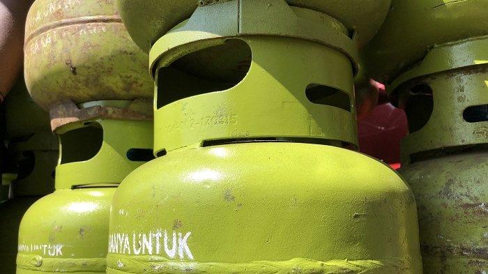 ANTRE - Warga antre dipanggil untuk membeli gas melon pada operasi pasar gas LPG 3 kg di halaman LPD Desa Adat Tuban, Kecamatan Kuta, Kabupaten Badung, Rabu (5/2).