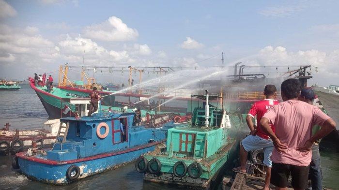 PADAMKAN API - Kapal ikan KM Budi Jaya 18 yang mengalami kebakaran di Pelabuhan Benoa, Denpasar, Minggu (22/6) langsung ditangani oleh tim Damkar Pelindo.