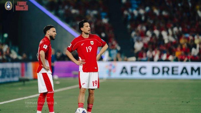 SEPAKAN BEBAS – Calvin Verdonk (kiri) berancang-ancang mengambil sepakan bebas di laga Timnas Indonesia lawan Australia di Sydney Stadium, Kamis (20/3) lalu.