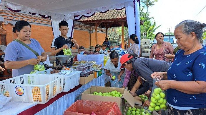 Pantauan di pasar murah yang digelar Pemkab Bangli di Banjar Bangun Lemah, Desa Apuan, Kecamatan Susut pada Kamis (27/7/2023), gas elpiji 3 kilogram tidak terlalu banyak diserbu oleh warga.

Kebanyakan warga justru memadati lapak penjual buah-buahan, untuk persiapan hari raya Galungan.