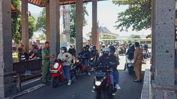  Pemeriksaan identitas orang masuk Bali di Pos KTP Gilimanuk, Jembrana, Bali, Senin 15 April 2024.