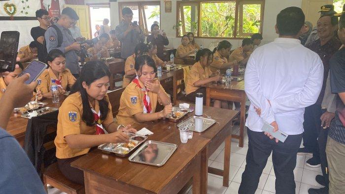 Uji coba perdana program Makan Bergizi Gratis (MBG) di Kabupaten Karangasem digelar di SMA 1 PGRI dan SMK PGRI Amlapura, Jumat (10/1/2025).