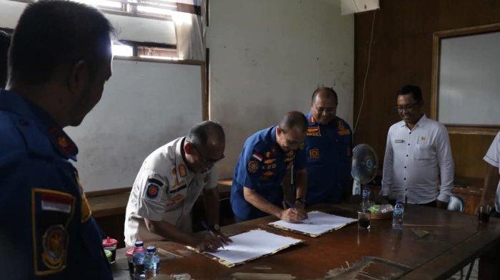 Penandatanganan kerjasama Damkar Buleleng dengan Satpol PP Jembrana mengenai penanganan kebakaran di perbatasan. Rabu (11/12).
