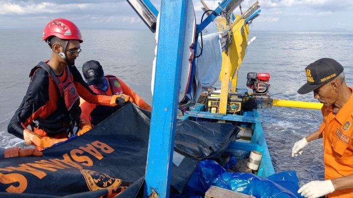 EVAKUASI – Petugas Tim SAR Gabungan mengevakuasi jenazah korban KMP Tunu Pratama Jaya yang ditemukan di perairan Pantai Pebuahan, Desa Banyubiru, Kecamatan Negara, Kabupaten Jembrana, Rabu (9/7). Inset: Evakuasi korban dari mobil ambulansmenuju kamar jenazah RSU Negara, Jembrana.