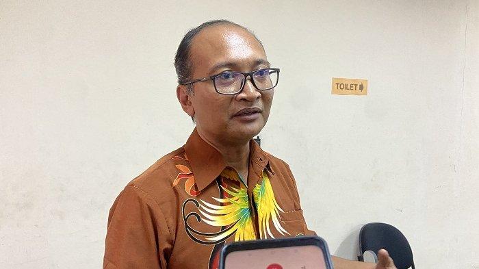 KETERANGAN - Ketua Komite Koordinasi Pendidikan RSUP Prof Ngoerah, I Gusti Putu Suka Aryana, memberikan keterangan usai rapat di RSUP Prof Ngoerah, Denpasar, Selasa (30/7).