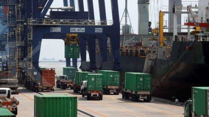 BONGKAR MUAT – Aktivitas bongkar muat petikemas di pelabuhan Tanjung Priok, Jakarta, baru-baru ini. Cadangan devisa Indonesia diramal terus turun.