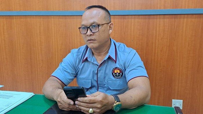 Beri keterangan - Kasi Humas Polres Buleleng, AKP Gede Darma Diatmika saat dimintai keterangan perkara persetubuhan anak dibawah umur, Jumat (21/2/2025). Kasi Humas menyebut penyidikan perkara telah dinyatakan lengkap dan telah dilakukan penyerahan berkas tahap 1.