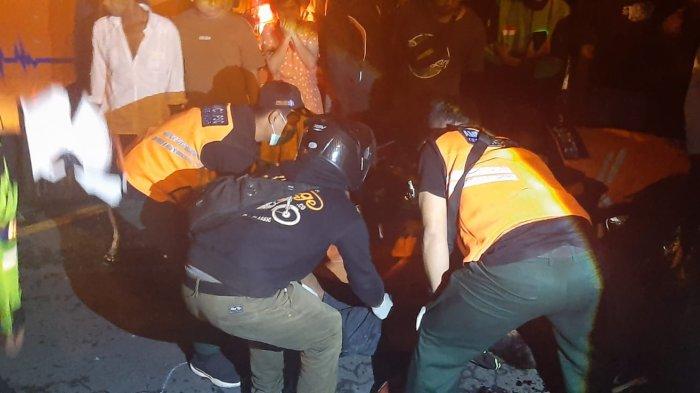 Evakuasi jenazah korban laka lantas di Simpang Tohpati Jalan WR Supratman - Jalan By Pass Ngurah Rai Km.6 Denpasar Timur, Denpasar, Bali, pada Jumat 28 Maret 2025 dini hari tadi.
