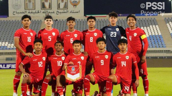 GARUDA MUDA – Skuad pemain Timnas U17 Indonesia asuhan pelatih Nova Arianto sebelum pertandingan uji coba beberapa waktu lalu. Sosok bek Putu Panji (barisan belakang paling kanan) perkuat timnas di lini bek.