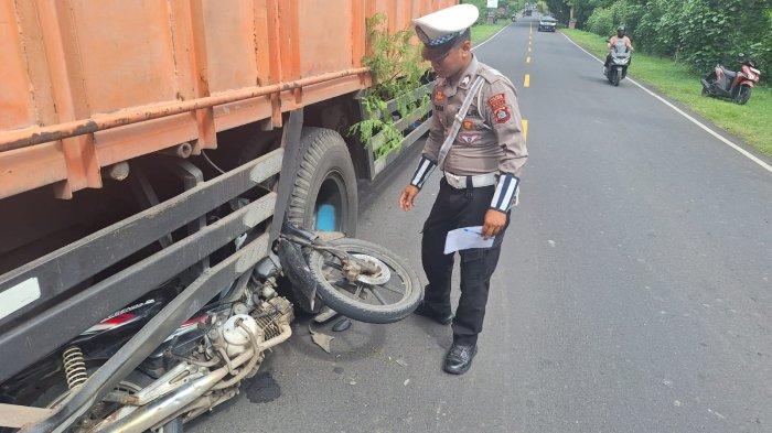 Olah TKP - Polisi ketika melakukan olah TKP pasca kecelakaan, yang terjadi di ruas jalan Singaraja - Gilimanuk, tepatnya di Desa Penyabangan, Kecamatan Gerokgak, Selasa (11/2/2025). Video kecelakaan yang dialami Abu Naim dan Nur Sakinah itu sempat viral di media sosial. 