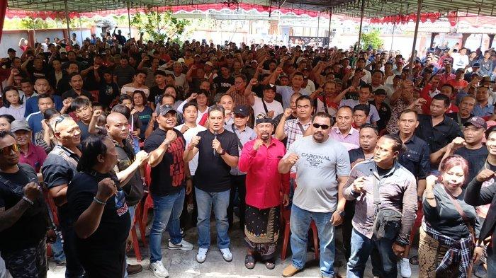 DEKLARASI - Ketut Rochineng bersama Semeton Rocky deklarasi dukungan kepada bakal pasangan calon  Bupati dan Wakil Bupati Buleleng, I Nyoman Sutjidra dan Gede Supriatna.  INSET: Bakal calon Wakil Gubernur Bali, Putu Agus Suradnyana (kiri) bersama bakal calon Bupati Buleleng, I Nyoman Sugawa Korry. 