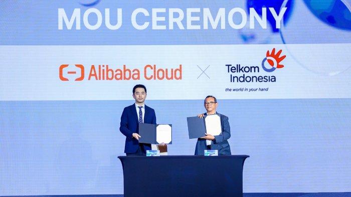 Country Manager Indonesia Alibaba Cloud Intelligence Sean Yuan (Kiri) dan VP Global Strategic Partnership Telkom Candra Kusuma Wardhana (Kanan) saat seremoni nota kesepahaman (MoU) antara Telkom dan Alibaba Cloud yang berlangsung pada Selasa, (3/12).