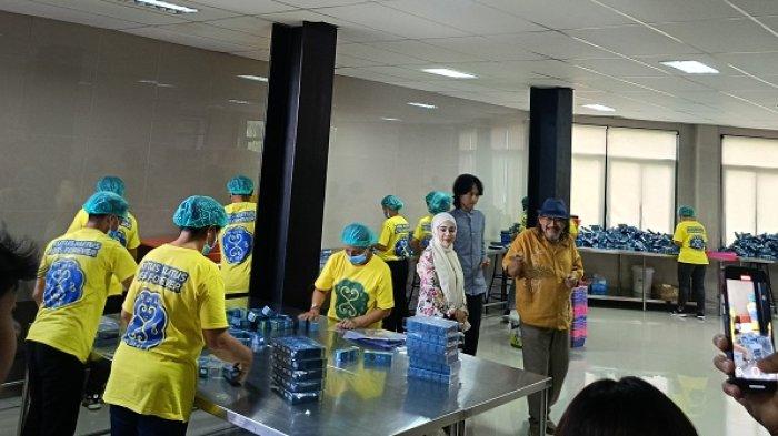 PABRIK -  Sanga Sanga, penerus resmi merek Kutus Kutus racikan Babe Bambang Pranoto, merayakan satu tahun berdirinya dengan serangkaian kegiatan yang meriah.