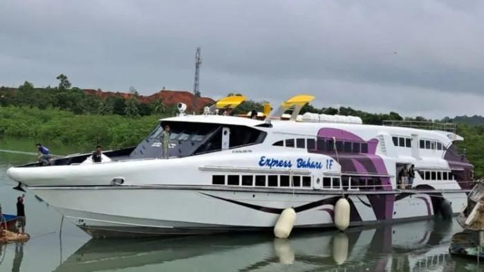 SANDAR - Kapal Cepat Express Bahari rute Banyuwangi–Denpasar sandar menjelang uji coba pelayaran perdana, Rabu (23/7).