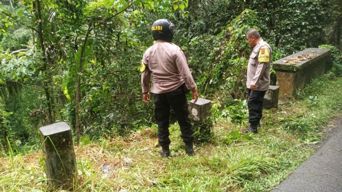 Aparat kepolisian dari Polsek Marga, saat melakukan oleh TKP warga yang dilaporkan jatuh di Jembatan Selan Bawak, Marga Tabanan pada Jumat 25 Juli 2025.