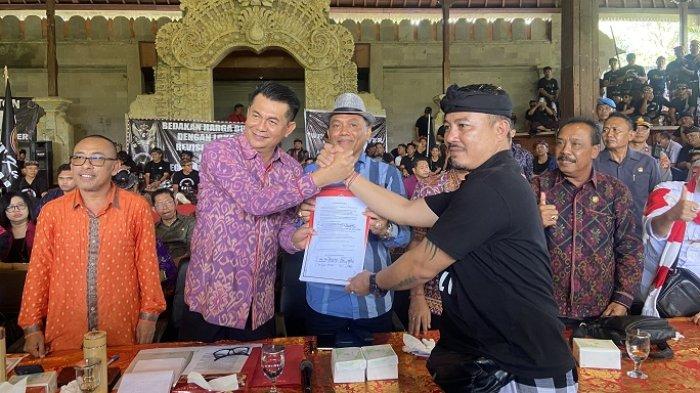 Diskusi – Massa Forum Driver Pariwisata Bali sesi diskusi dengan DPRD Bali di Wantilan DPRD Bali pada Selasa (25/2). 