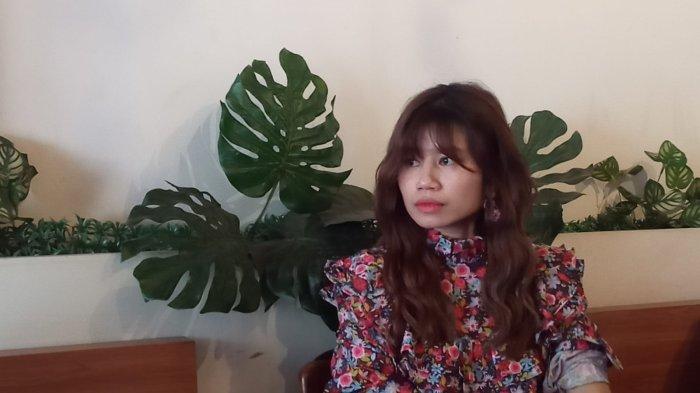 LAPORKAN MANTAN SUAMI – Selebgram sekaligus atlet penyandang DAN III Kukkiwon Taekwondo, Harrum Chenns, saat mengungkapkan dirinya melaporkan mantan suaminya ke Polda Bali di Denpasar, Rabu 26 Maret 2025.