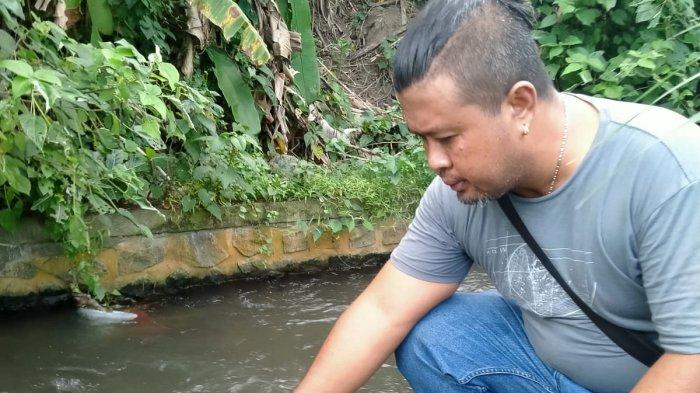 Kepolisian saat menunjukan botol minuman yang diduga berisi cairan Potasium. Diduga cairan itu diminum oleh Gede Suteja sebelum ditemukan meninggal dunia di aliran irigasi.