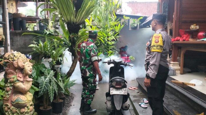 FOGGING – Petugas melaksanakan fogging di Desa Belega, Kecamatan Blahbatuh, Kabupaten Gianyar, Kamis (10/10).