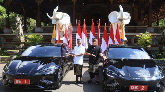 MOBL DINAS - Gubernur Bali Wayan Koster dan Wakil Gubernur I Nyoman Giri Prasta resmi menggunakan kendaraan listrik sedan BYD Seal sebagai mobil dinas selama lima tahun ke depan. Keputusan ini menegaskan komitmen keduanya dalam mendukung energi bersih dan mengurangi polusi udara di Bali.