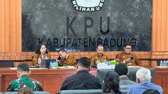 PLENO – KPU Badung menggelar rapat pleno rekapitulasi daftar pemilih sementara hasil perbaikan (DPSHP) dan menetapkan daftar pemilih tetap (DPT), Jumat (20/9/).