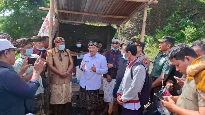 Tokoh masyarakat di Desa Pikat, Kecamatan Dawan protes, tuntut penutupan TPA Sente, Rabu (15/1/2025).