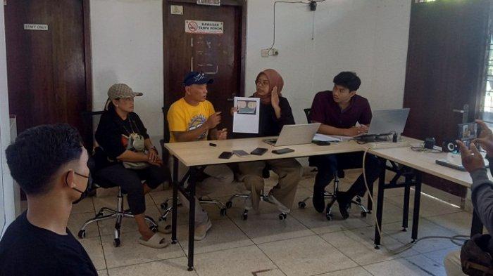 (Kiri ke Kanan) Istri korban AY, korban WS, Direktur LBH Bali, Rezky Pratiwi dan, Asisten Pengabdi Bantuan Hukum LBH Bali, I Kadek Widiantara.