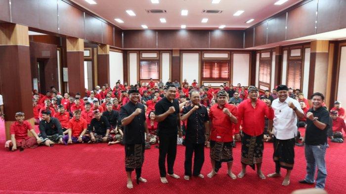 Pertemuan – Gubernur Bali terpilih dan Ketua DPD PDI P Bali, Wayan Koster menemui pengurus dan kader di Kantor DPC PDI Perjuangan Gianyar, Kamis (12/12).