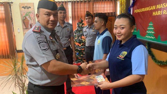 TERIMA REMISI - WBP Lapas Kelas IIB Singaraja menerima remisi khusus Natal, Rabu (25/12/2024). Enam WBP di Lapas Singaraja mendapat remisi.