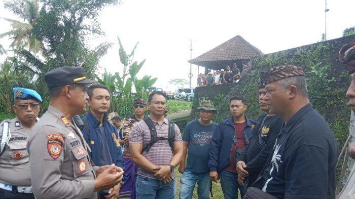 PENYELIDIKAN - Aparat kepolisian Polres Bangli melakukan penyelidikan kasus kuburan digali di kuburan Desa Demulih, Kecamatan Susut, Bangli, Kamis (22/5).