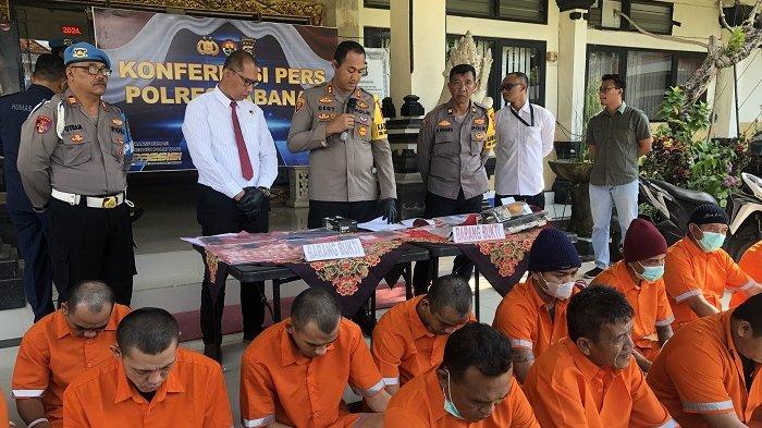 Tersangka sabung ayam dan narkoba yang ditunjukkan oleh kepolisian kepada awak media di Mapolres Tabanan.