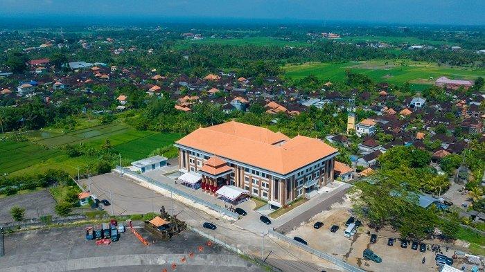GEDUNG -  Gedung Kantor Pengadilan Negeri Badung, diresmikan langsung Sekretaris Mahkamah Agung Republik Indonesia, Sugiyanto, ditandai penandatangan bersama Berita Acara Serah Terima Lahan dan Gedung.

Dilanjutkan pemotongan pita dan meninjau gedung oleh Bupati Badung, I Nyoman Giri Prasta, dan Sekretaris MA RI, yang terletak di sebelah timur Terminal Mengwi, berdampingan dengan Kejaksaan Negeri Badung, Selasa (4/2/2025).