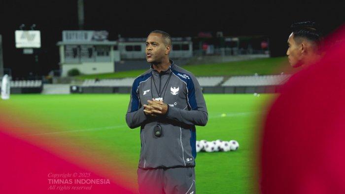 BERI INSTRUKSI – Pelatih Timnas Indonesia, Patrick Kluivert membuka diskusi dalam sesi latihan pertama Skuad Garuda di Sydney jelang laga ketujuh melawan Australia di Kualifikasi Piala Dunia 2026 zona Asia. Laga Australia vs Indonesia akan digulirkan di Sydney Stadium, Kamis (20/3).