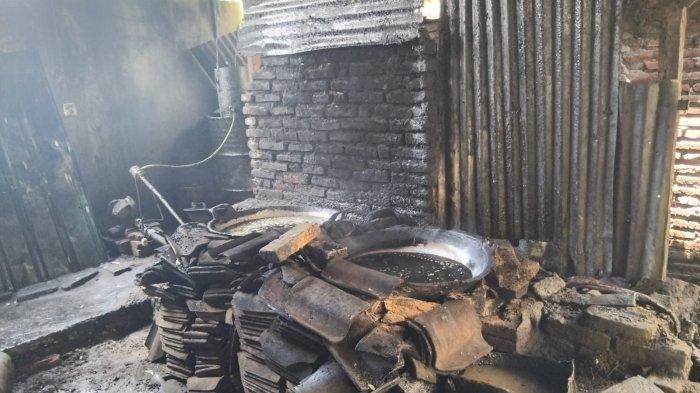 Kondisi dapur tempat pembuatan keripik singkong milik warga yang mengalami kebakaran di Lingkungan Ketapang, Kelurahan Lelateng, Kecamatan Negara, Jembrana, Rabu 12 Maret 2025. Dua orang pria disebutkan menderita luka bakar dan sudah mendapat penanganan medis.