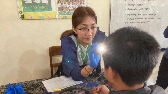 Pemeriksaan kesehatan siswa di Karangasem oleh Dokter Yoga dari ZAP Clinic Bali Dewi Sri.