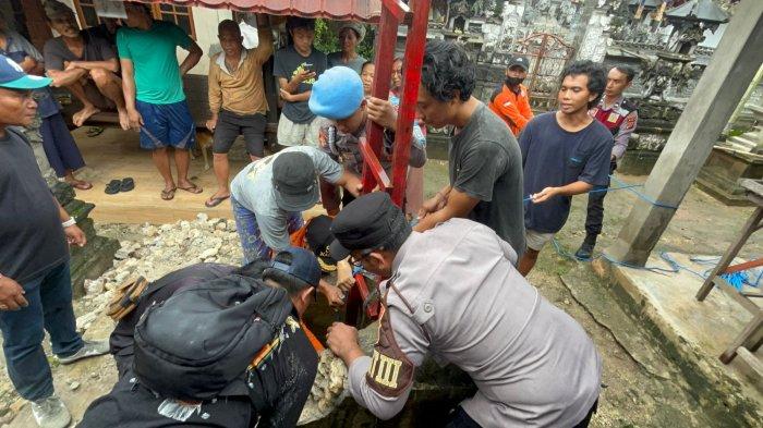 EVAKUASI -  Seorang warga Desa Klumpu, Kecamatan Nusa Penida, Ni Kadek Darmini (34) terjatuh ke dalam sumur di Banjar Klumpu, Desa Klumpu, Kecamatan Nusa Penida, Klungkung, Rabu (1/1) dini hari sekitar pukul 01.00 Wita.