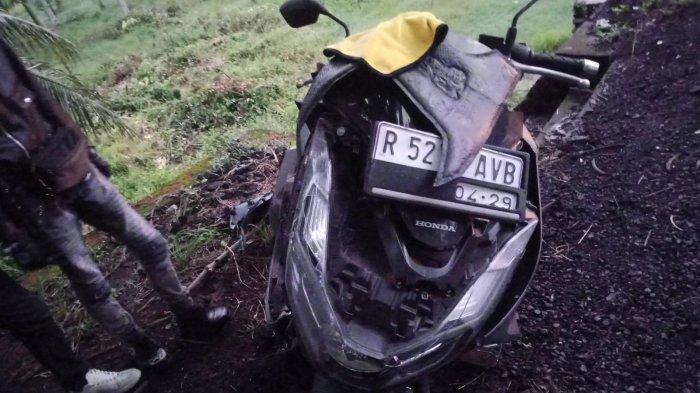 Kondisi sepeda motor di TKP pasca terjadinya kecelakaan, diduga akibat menghindari jalan berlubang di jalur tengkorak Jalan Raya Denpasar-Gilimanuk wilayah Desa Candikusuma, Kecamatan Melaya, Jembrana, Senin 27 Januari 2025 pagi.