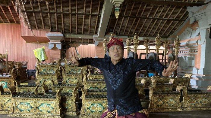 SOSOK - Anak Agung Oka Dalem, saat mempraktikkan tarian legong, kebyar dan baris di Peliatan Ubud. Beliau adalah penerus dari maestro legong dan kebyar Peliatan, mendiang Anak Agung Gde Ngurah Mandera.