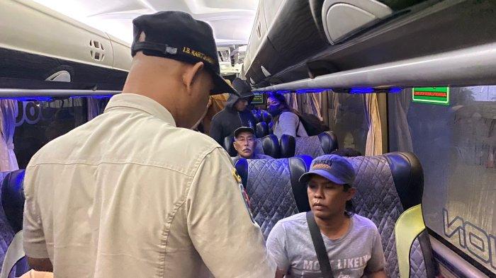 Satpol PP Badung saat melakukan pemeriksaan duktang di Terminal Tipe A Mengwi pada Minggu 14 April 2024 dini hari.