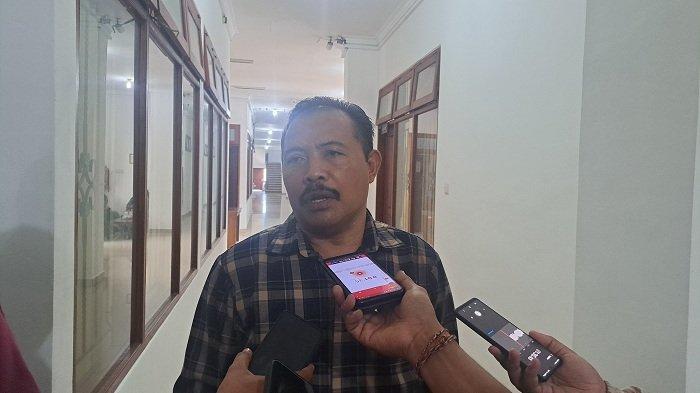Beri saran - Ketua DPRD Buleleng, Ketut Ngurah Arya. Ia menyarankan agar Disdikpora melakukan pemetaan untuk mengetahui lokasi dan jenjang pendidikan anak-anak yang dropout.