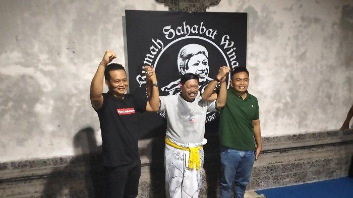 I Gede Winasa saat menggandeng tangan Made Kembang serta anaknya, Ipat secara bersamaan di rumah kediamannya di Lingkungan Baler Bale Agung, Kelurahan Tegalcangkring, Kecamatan Mendoyo, Jembrana, Jumat 5 Juli 2024 malam.