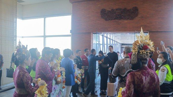 Pengalungan bunga sambut kedatangan perdana penumpang Etihad Airways dari Abu Dhabi di Bandara Internasional I Gusti Ngurah Rai Bali.