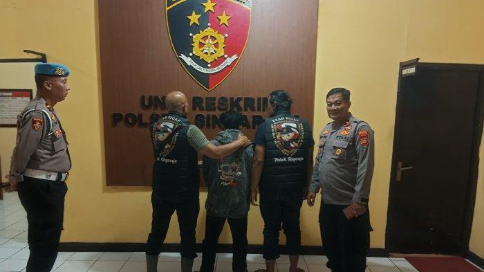 Diamankan - Pelaku penusukan viral di eks Pelabuhan Buleleng berhasil diamankan Tim Sigap Polsek Singaraja, Kamis (26/6/2025). Pelaku berinisial MA ini diketahui masih berusia 16 tahun, dan saat ini kasusnya diserahkan ke Unit PPA Polres Buleleng. 
