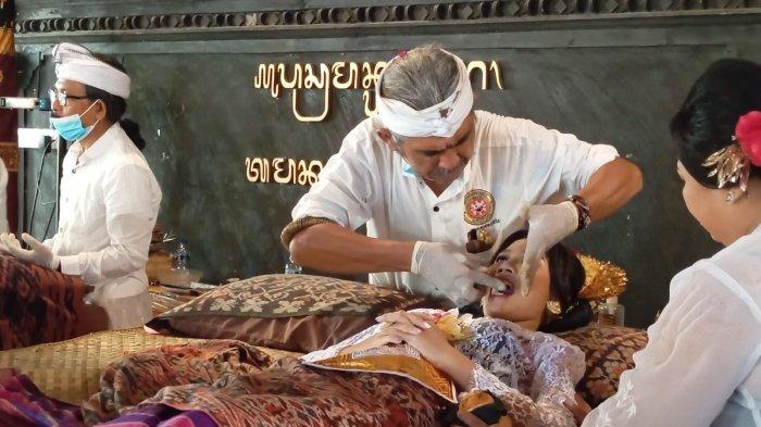 Suasana metatah massal anak-anak penyandang disabilitas, di Taman Prakerti Bhuana, Kelurahan Beng, Gianyar, Bali, Senin 15 April 2024.