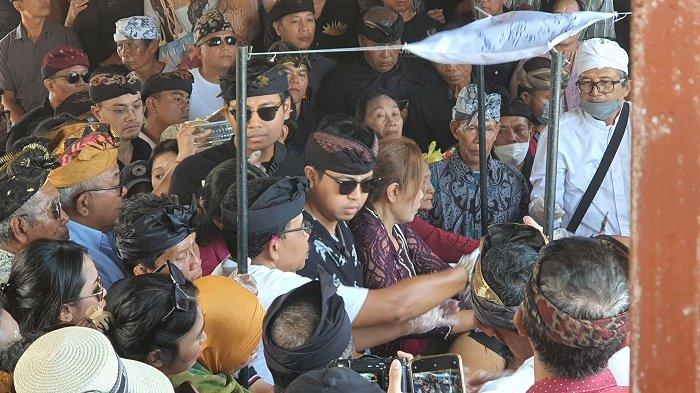 Istri Almarum Ida Ayu Bulan Antara, saat memandikan jenazah Prof. Antara pada Senin 12 Agustus 2024.