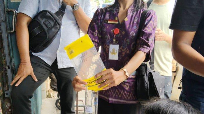 SIDAK - Satgas Pangan Polres Buleleng saat melakukan sidak minyak goreng merk MinyakKita di Pasar Anyar Buleleng. Pada sidak tersebut ditemukan produk MinyaKita yang tidak sesuai takaran alias disunat.